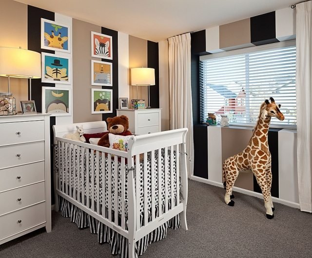 ideer baby værelse design dekoration stribede vægge hvide møbler tema dyr