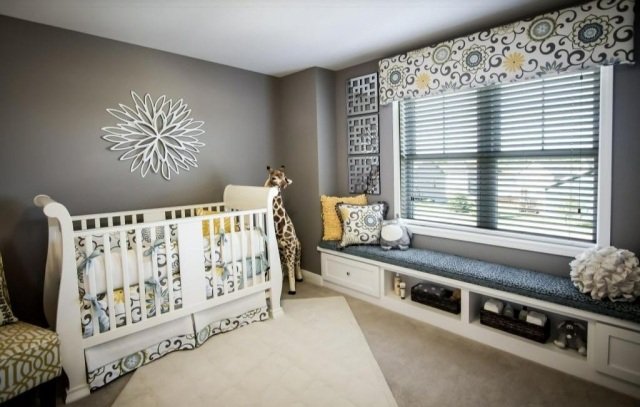 idéer baby værelse design deco grå væg farve stof mønster blomstermotiver