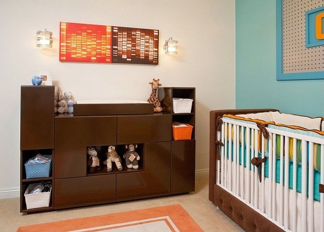 baby værelse dreng træ puslebord opbevaringsplads hylder blå accent væg