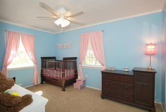 ideer baby værelse dekoration pige møbler pink gardiner væg farve-blå