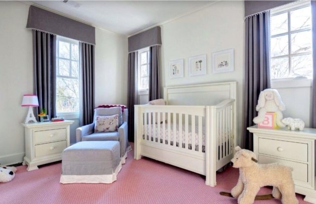 idéer baby værelse design indretning pige lilla gardiner lyserødt tæppegulv