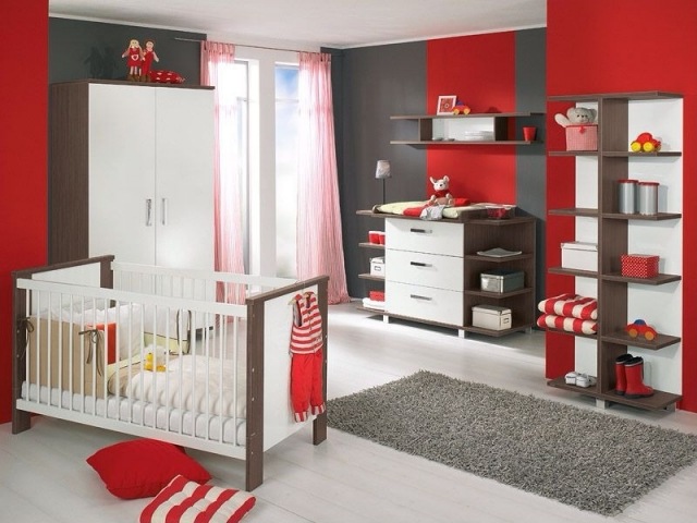 baby værelse møbler moderne træfiner hvid rød accenter