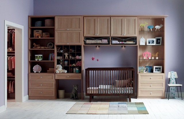baby værelse møbler træ reolsystem lilla væg farve