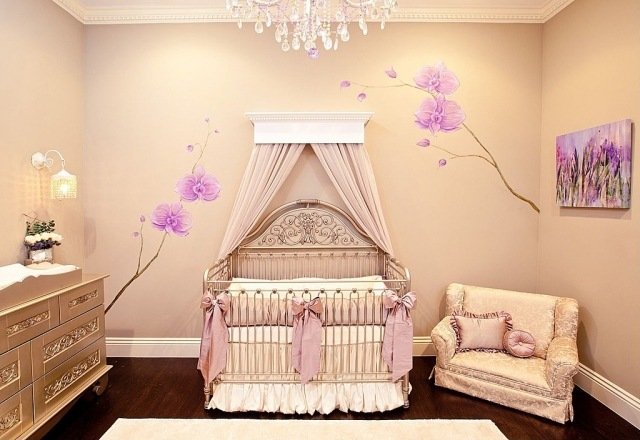 baby værelse pige vintage baby seng beige væg farve wallsticker lilla orkideer