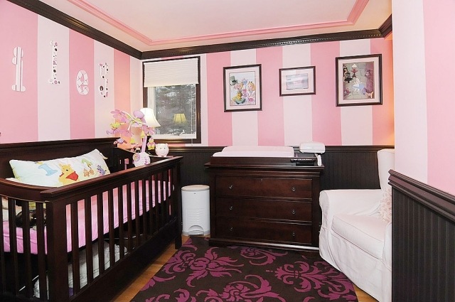baby værelse pige lyserøde striber væg dekoration massivt træ møbler