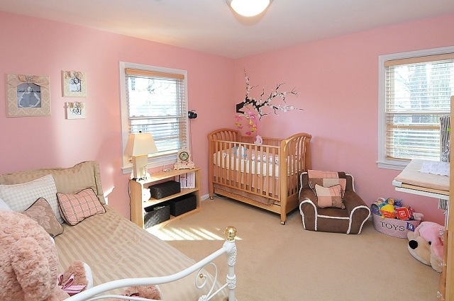 baby værelse design pige pink beige tæpper træmøbler
