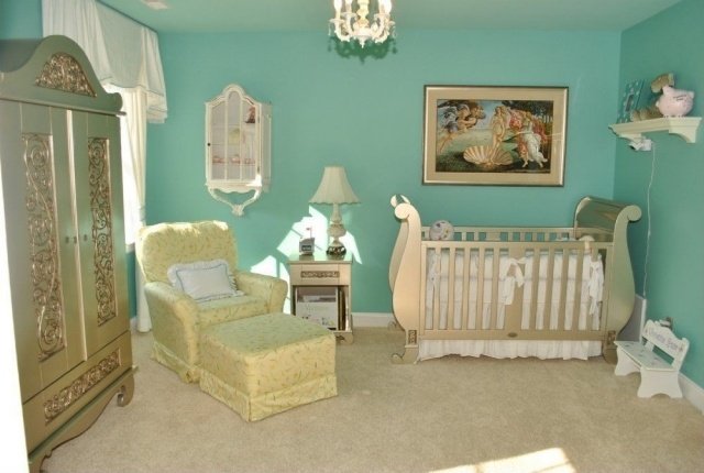 baby værelse klassiske kongelige gyldne møbler mintgrøn vægfarve
