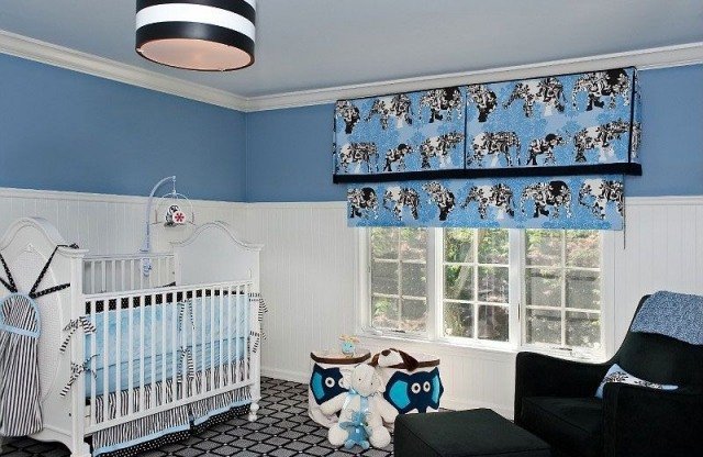 baby værelse dreng sort hvid blå vinduesgardiner