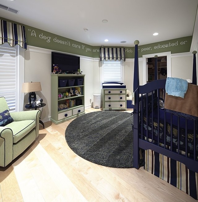 baby værelse dreng laminatgulv lys olivengrønne møbler koboltblå baby seng