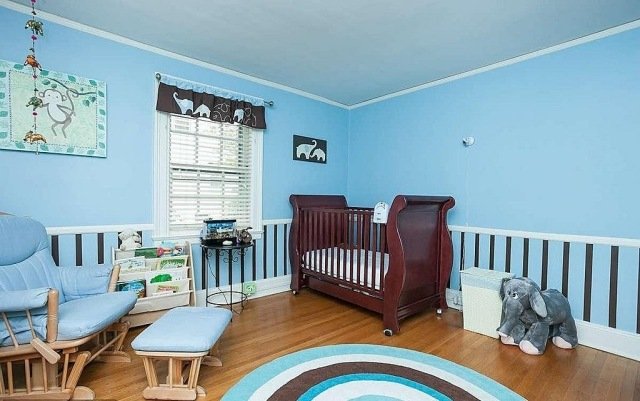 baby værelse design ung idé lyseblåt trægulv
