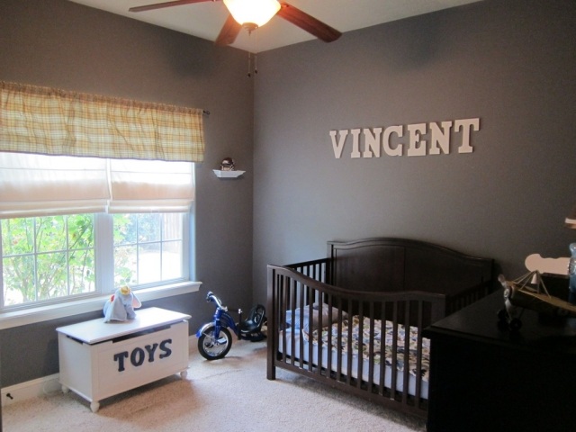 baby værelse design dreng grå blå tæpper vinduesrullegardiner