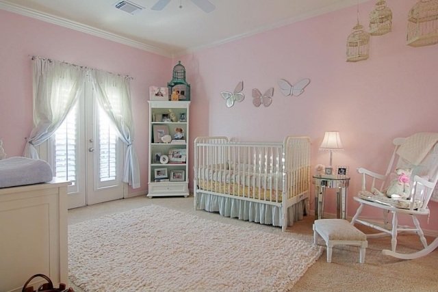 baby værelse design idé pige lyserød fløde væg dekoration sommerfugl spejl
