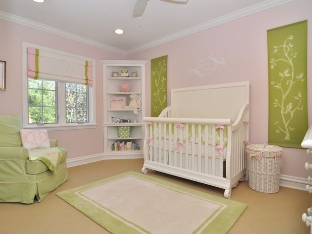 baby værelse indretning pink grønne piger hjørne hylde opbevaringsplads