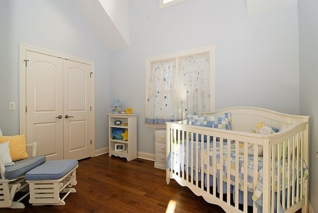 baby værelse møbler trægulv hvide møbler lyseblå vægge