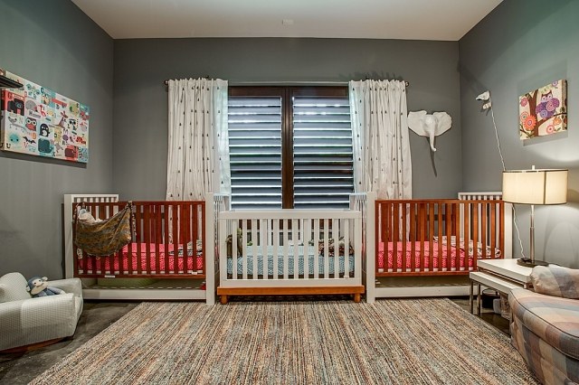 baby værelse tre baby senge grå væg maling gardiner