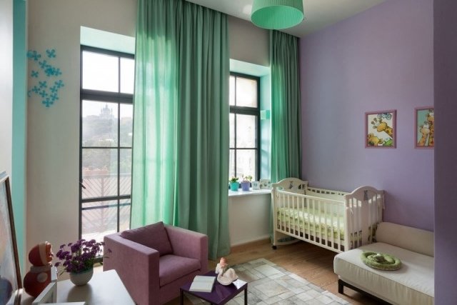 baby værelse dekoration lilla væg maling mintgrønne gardiner