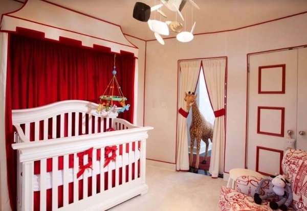 ideer baby værelse design dekoration rød hvidt tæppe plyslegetøj