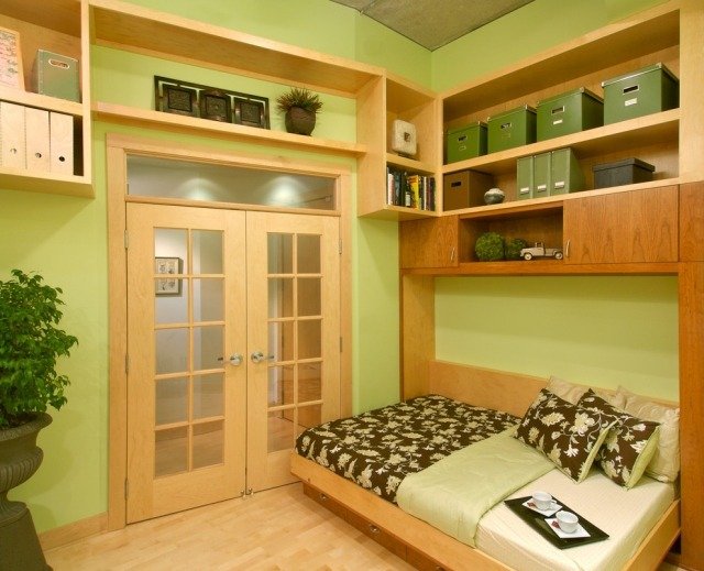 lille soveværelse plads udvidelse træ hylder seng grøn