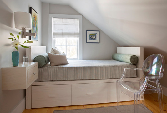 lille soveværelse skråt loft sovesofa seng base akryl stol