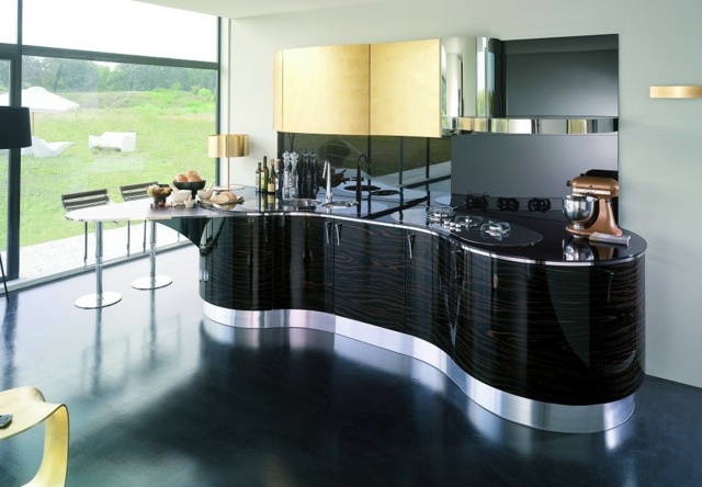 bølget-køkken-væg-i-sort-med-rustfrit stål look