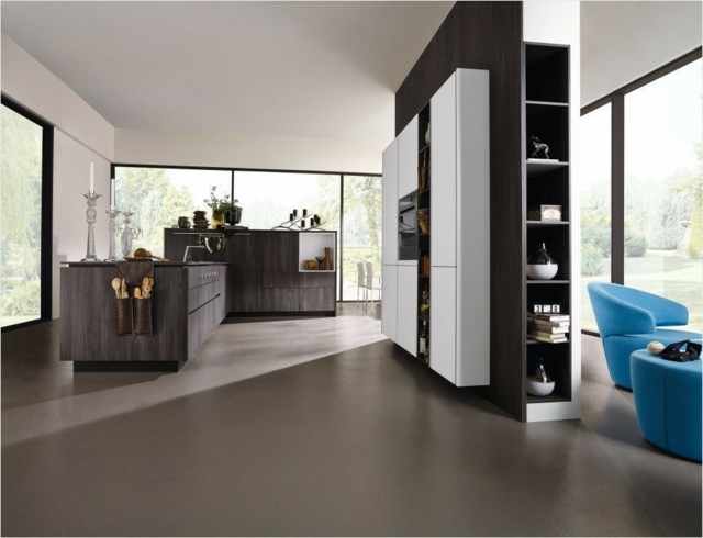 Skillevæg-i-køkkenet-polstret-lænestol-grå-farver