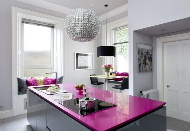 Lamineret-med-rustfrit stål-look-køkken-ø-hjørne-bord-og-fuchsia-farve