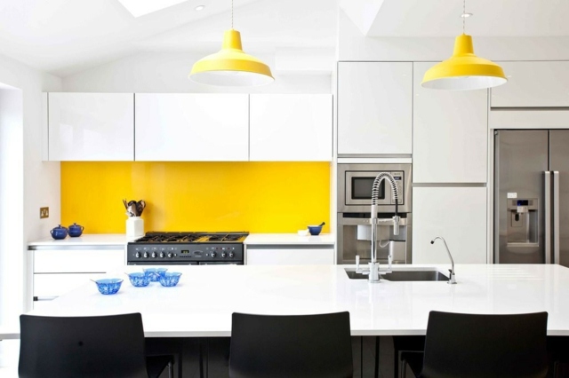 Laminerede bordplader-køkken-skabe-med-citron-gul-vedhæng-lys-og-væg