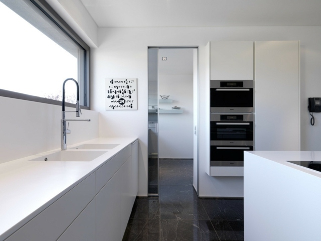 moderne håndvask-rektangulært-mørkt-gulv-massivt overflade-udstyr-køkkenskabe
