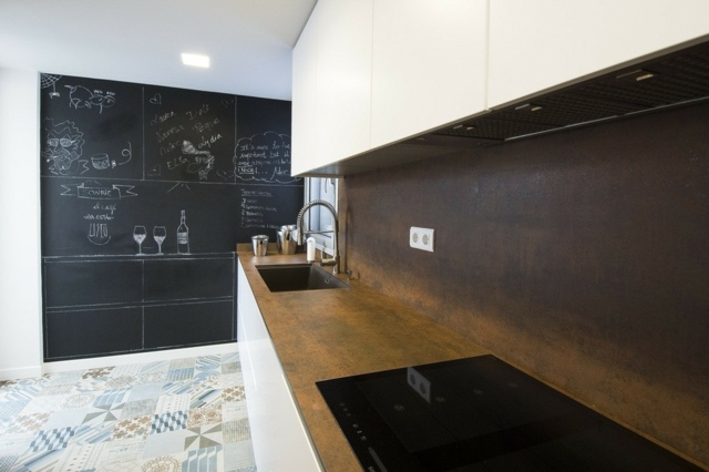 Beton-bordplader-med-hvide-køkkenskabe-sort-tavle