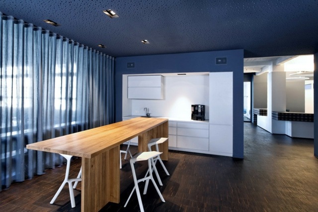 Køkken-væg-i-hvidt-langt-rektangulært-træ-bord