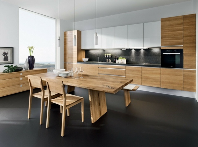 Bord og stole i træ i sort-hvidt design køkkenskabe