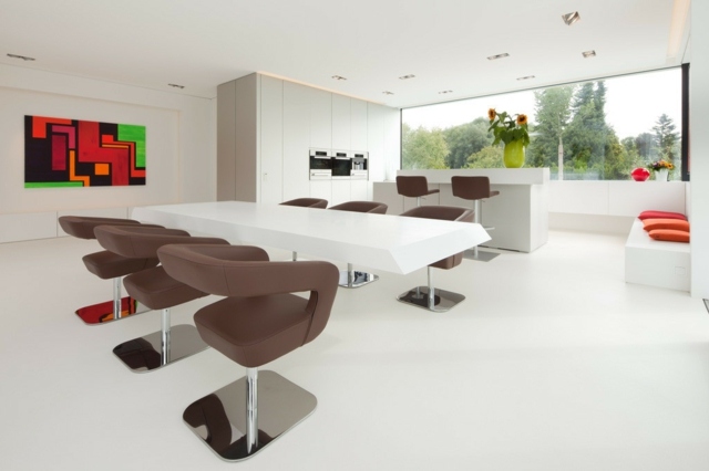 futuristiske-former-højglans-gulv-brune-stole