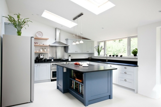grå-hvid-køkken-skabe-med-granit-køkken bordplade-skråt-loft