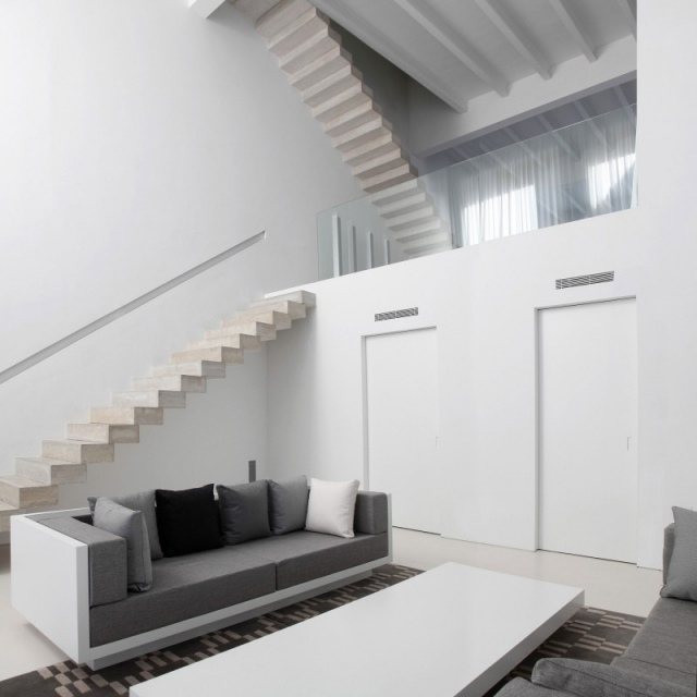 minimalistisk foldet trappe betonhus hvid vægmaling