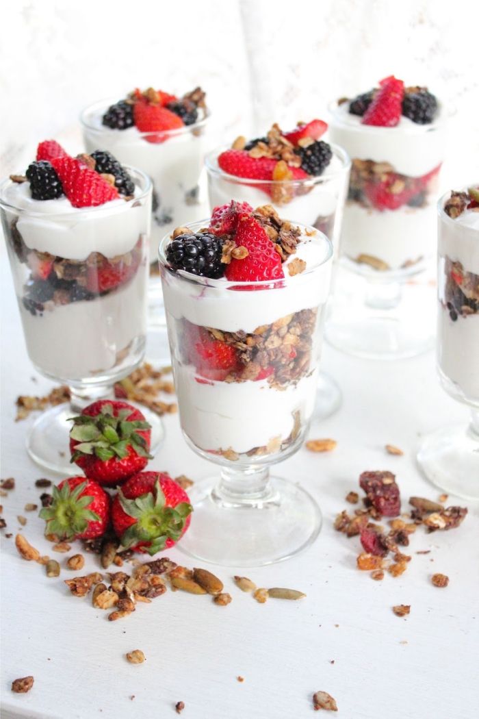 yoghurt-parfait-med-frugt-bær