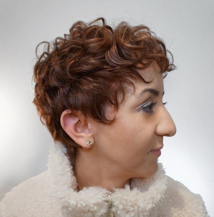 Pixie haircut på naturlige krøller