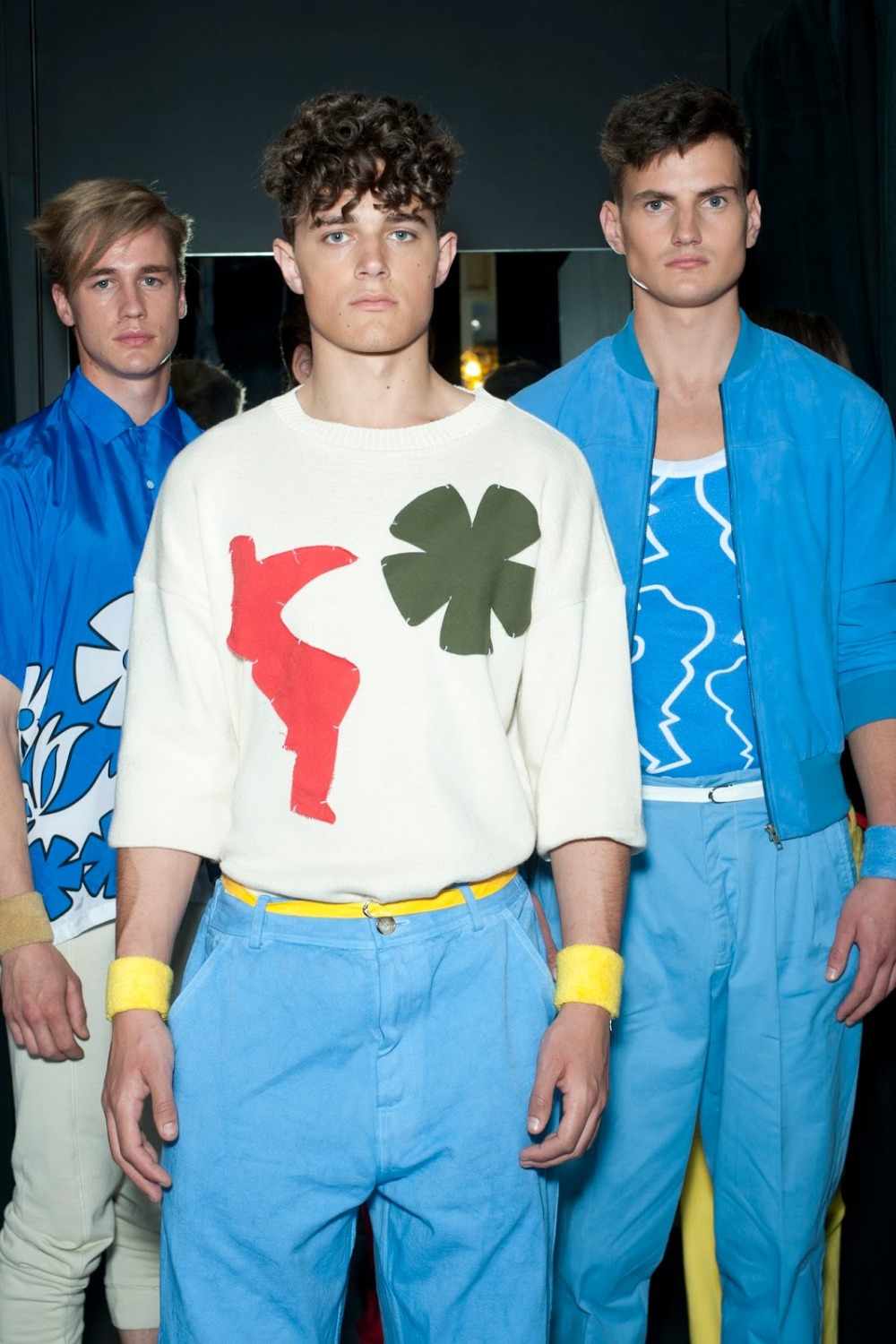 80'er outfit mænd med bred sweater, bomberjakke i lyseblå og højtaljede bukser