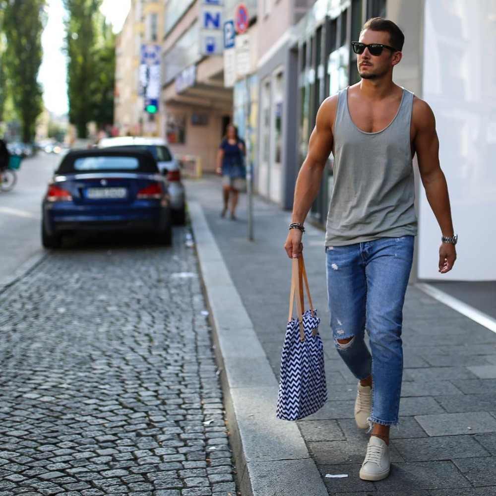 herre jeans 80'erne outfit street tøj med sportssko og pose solbriller