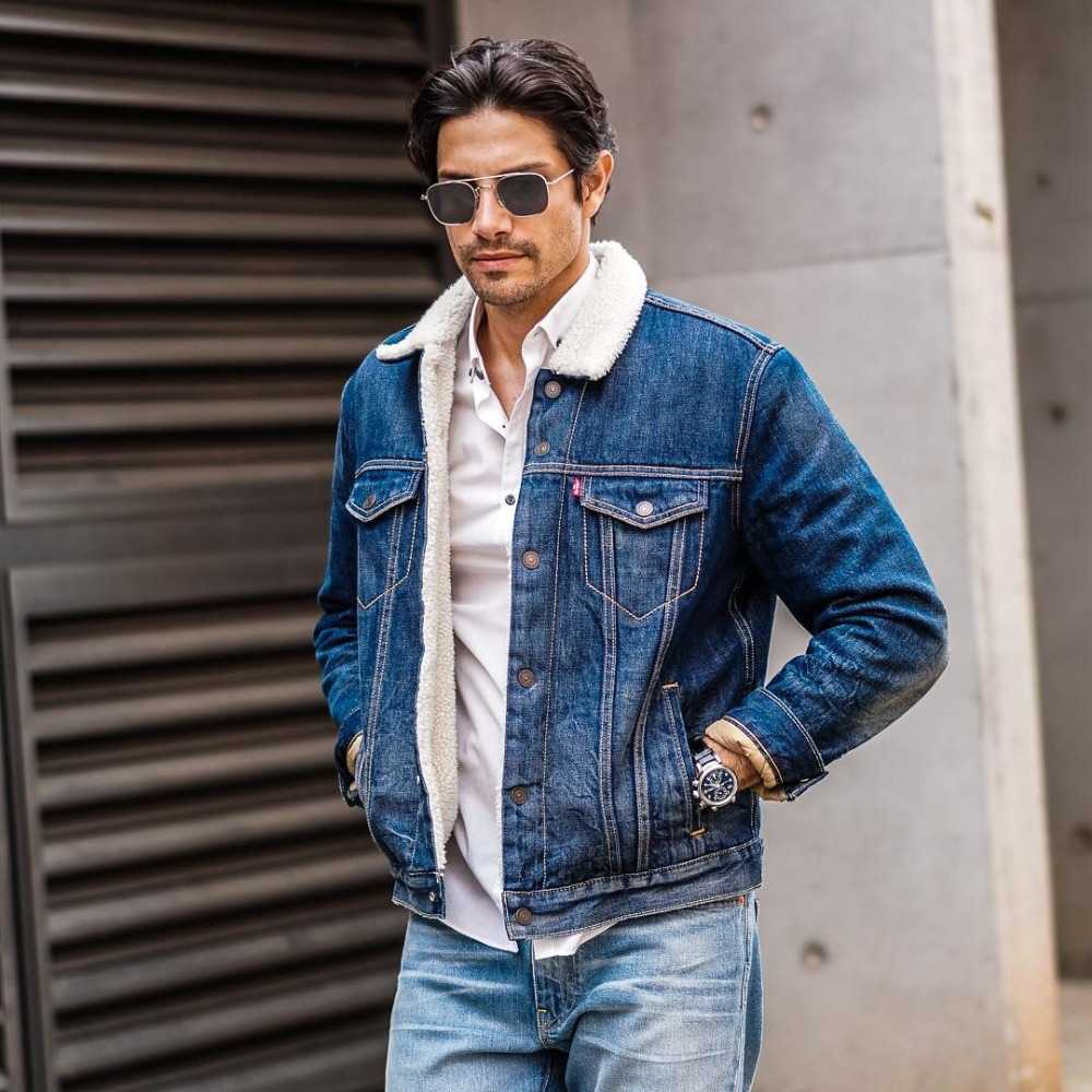 bære stilfuld denimjakke med pels og aviatorbriller med jeans og se på en moderne måde