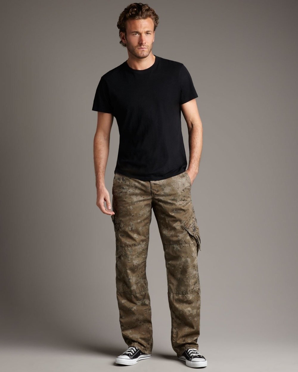 kombiner retro-cargo-bukser med sort t-shirt og sneakers til mænds 80'ers outfit