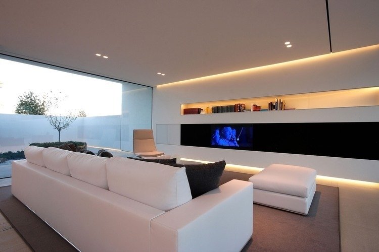 indirekte-LED-loft-belysning-stue-minimalistisk-hvid-væg-enhed