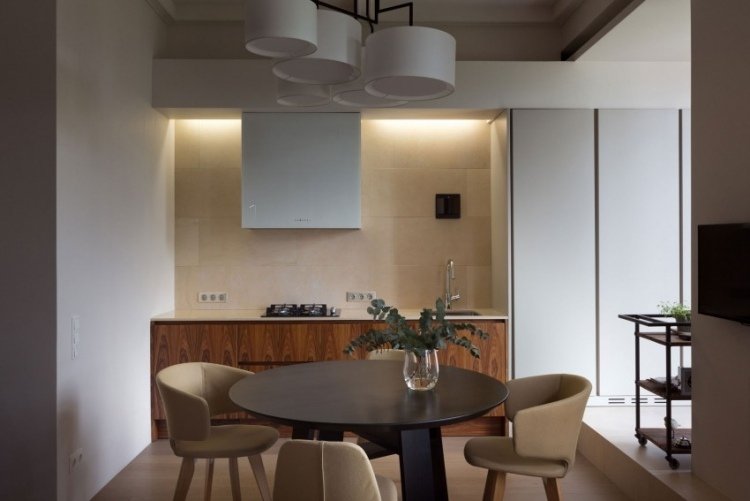 indirekte-LED-loft-belysning-køkken-spiseplads-bagvæg-fliser-sand-tone