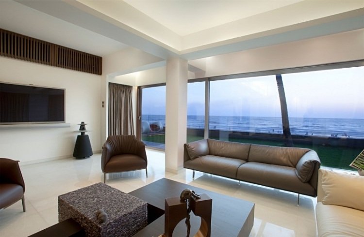 indirekte-LED-loft-belysning-stue-panorama-vindue-hvide gulvfliser