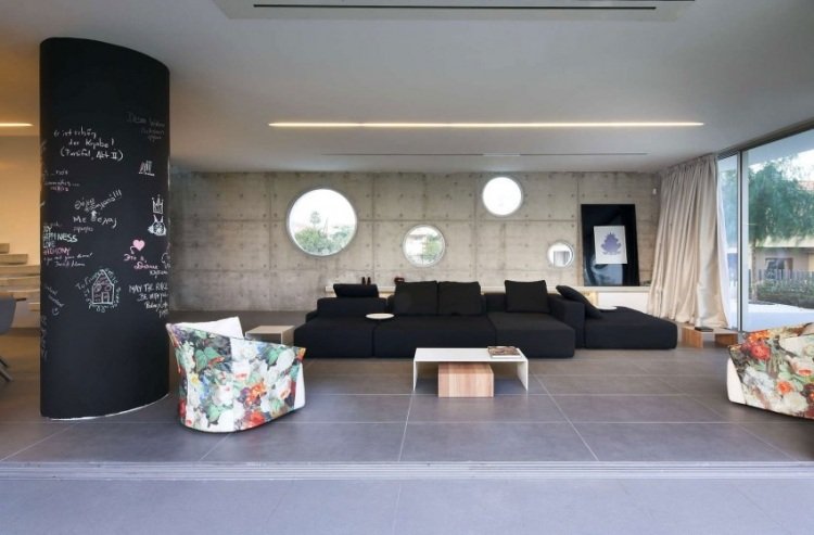 indirekte-LED-loft-belysning-stue-eksponeret beton-væg-tavle-maling-søjle
