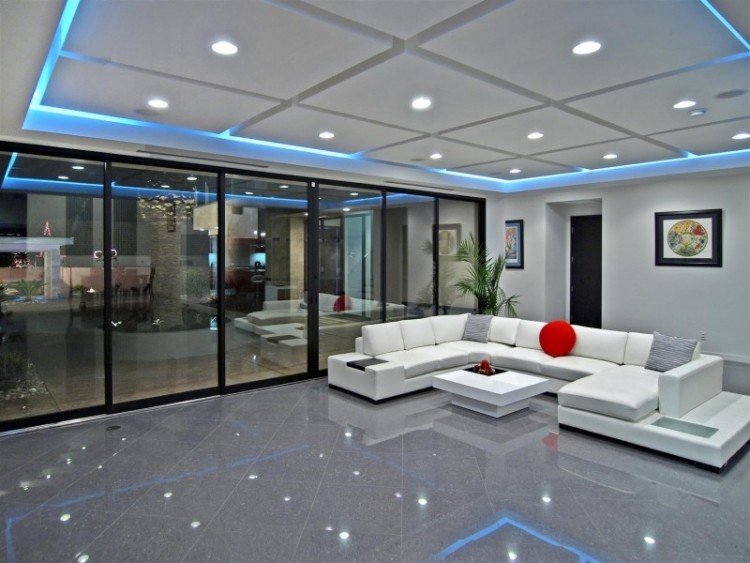 indirekte-LED-loft-belysning-stue-hvid-sofa-grå-gulv-fliser-blå-lys