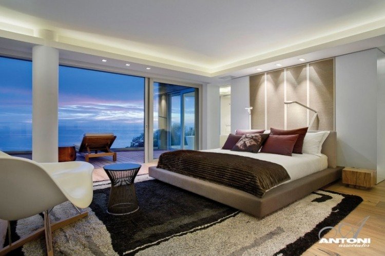 indirekte-LED-loft-belysning-soveværelse-brun-polstret seng