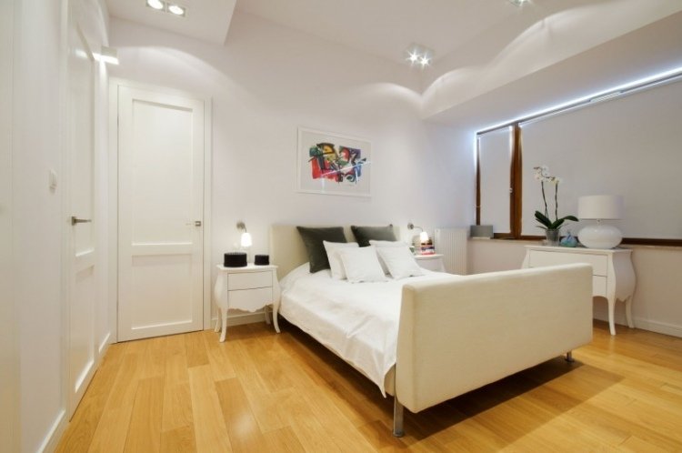 indirekte-LED-loft-belysning-soveværelse-hvid-møblering