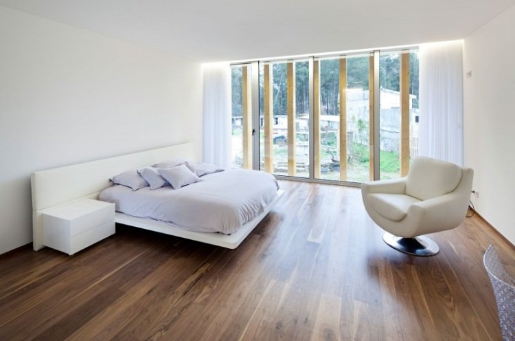 indirekte-LED-loft-belysning-soveværelse-hvid-seng-trægulv