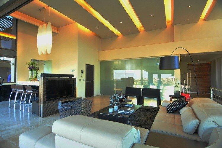 indirekte-LED-loft-belysning-stue-område-ophængt-loft-orange-lys