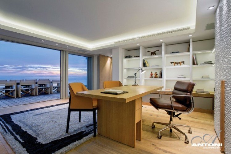 indirekte-LED-loft-belysning-hjemmekontor-træ-skrivebord-væg-hylder
